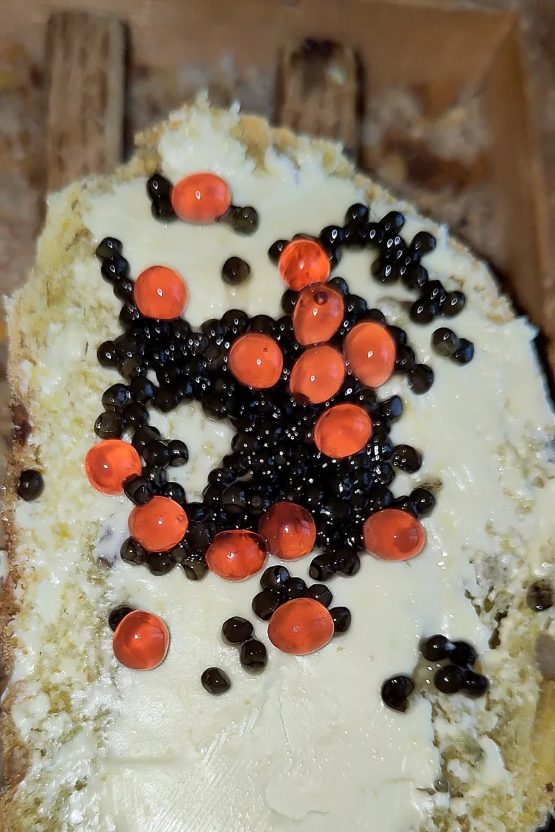 Toast beurré garni de caviar et de Perles de Pineau